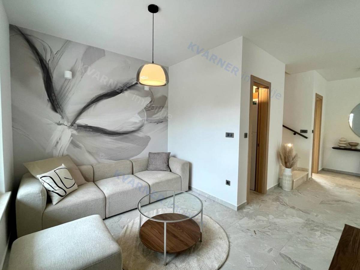 Malinska - Opremljena moderna dvojna hiša z bazenom