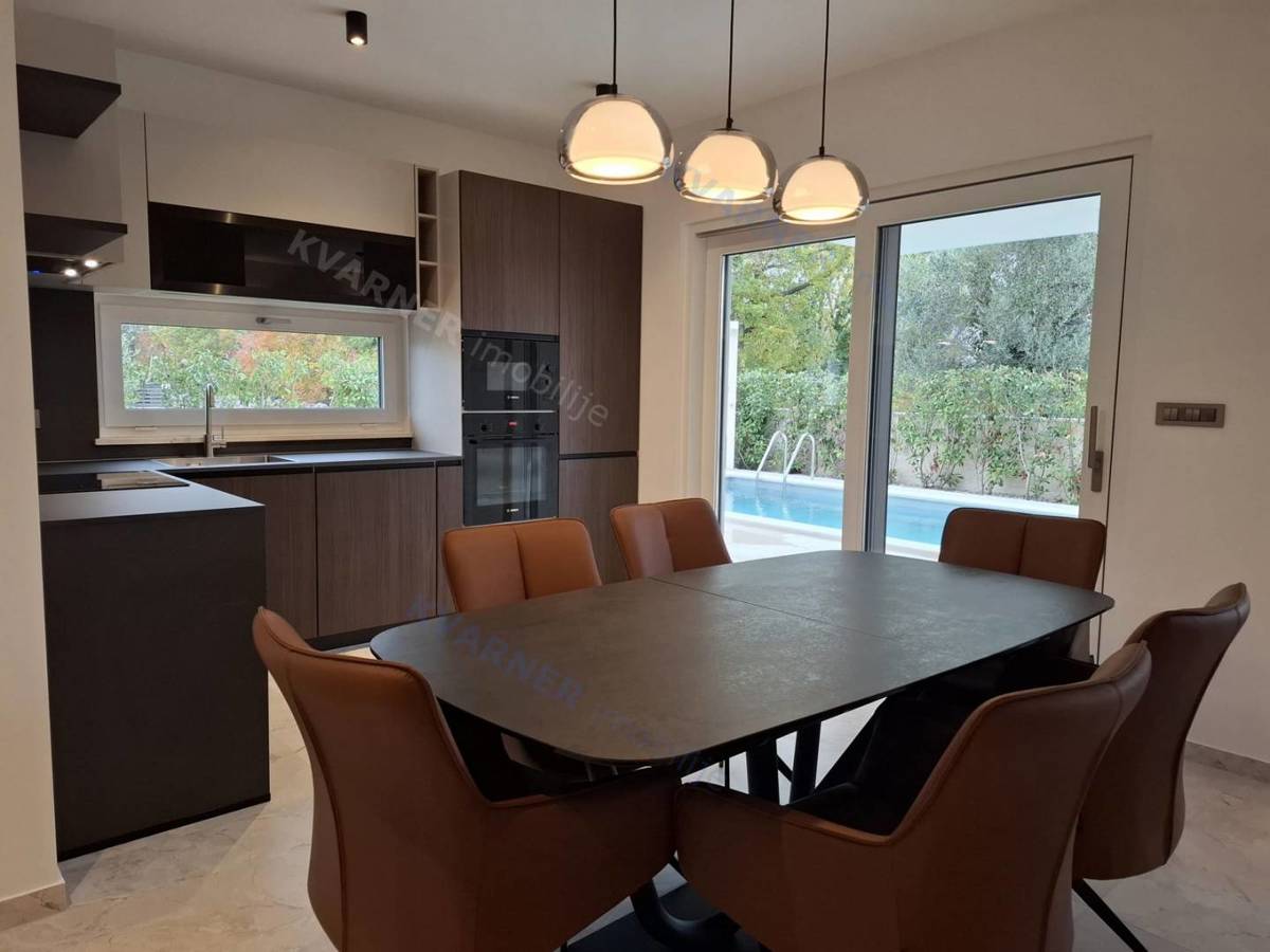 Malinska - Opremljena moderna dvojna hiša z bazenom