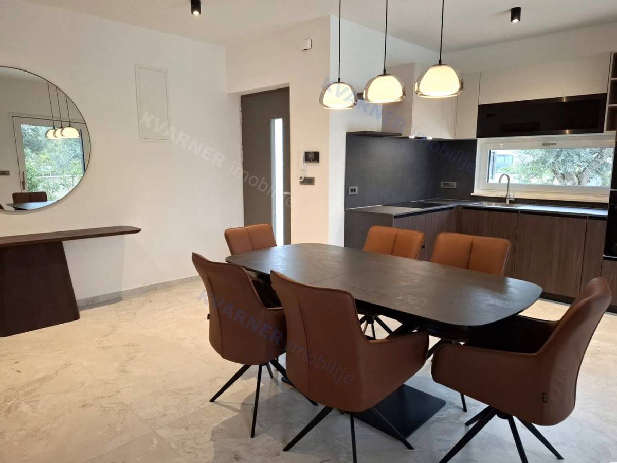 Malinska - Opremljena moderna dvojna hiša z bazenom