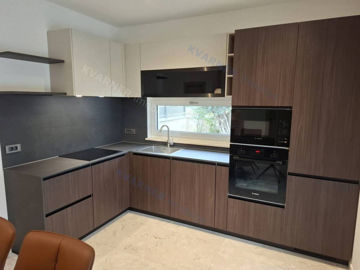 Malinska - Opremljena moderna dvojna hiša z bazenom