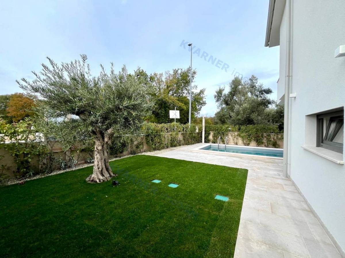 Malinska - Opremljena moderna dvojna hiša z bazenom