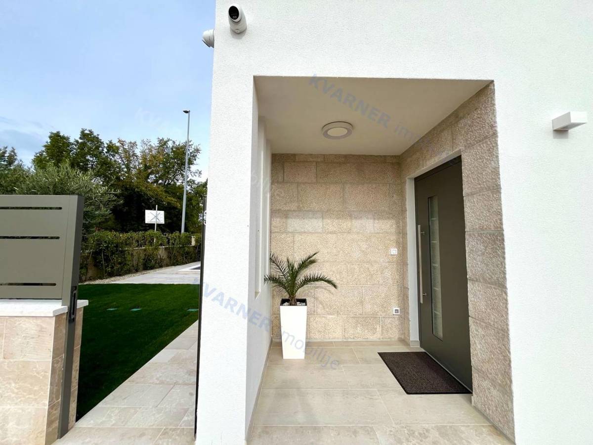 Malinska - Opremljena moderna dvojna hiša z bazenom