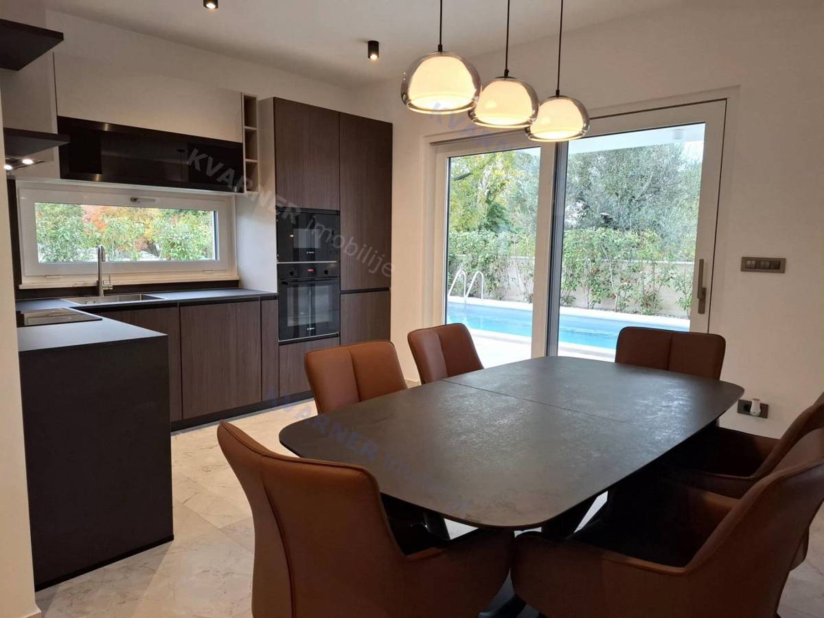 Malinska - Opremljena moderna dvojna hiša z bazenom