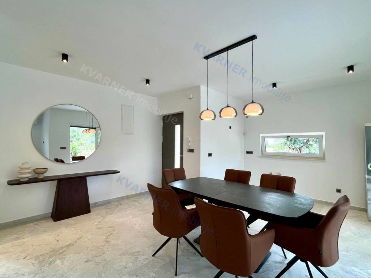 Malinska - Opremljena moderna dvojna hiša z bazenom