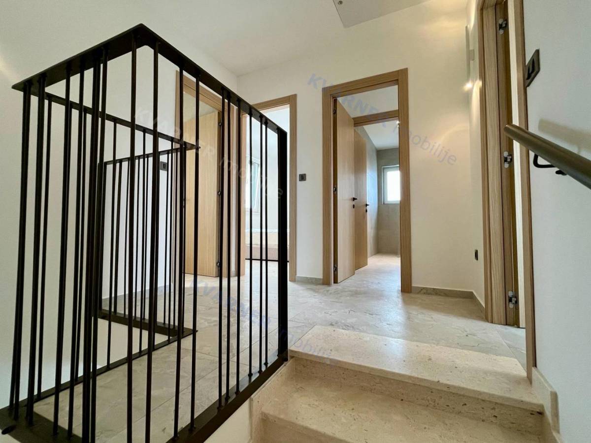 Malinska - Opremljena moderna dvojna hiša z bazenom