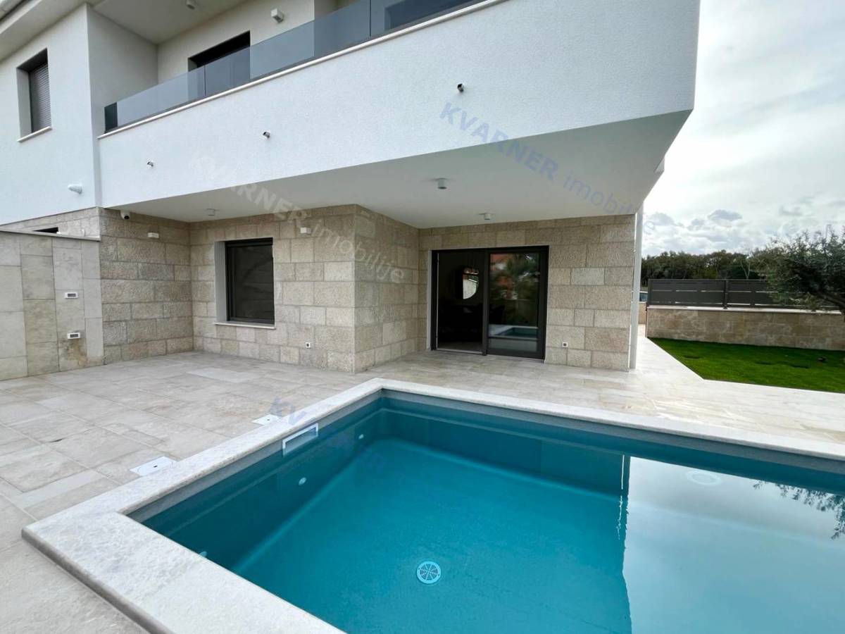 Malinska - Opremljena moderna dvojna hiša z bazenom