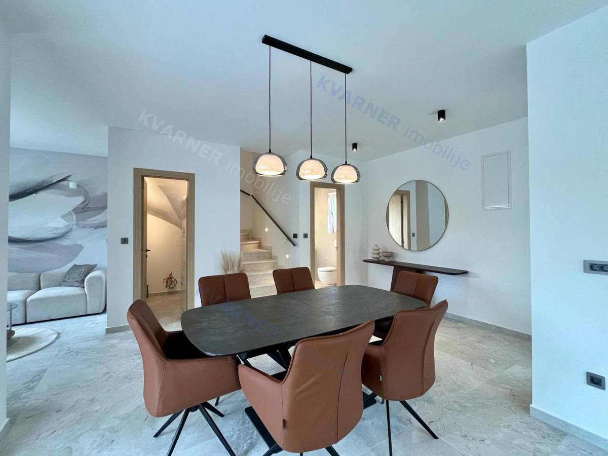 Malinska - Opremljena moderna dvojna hiša z bazenom