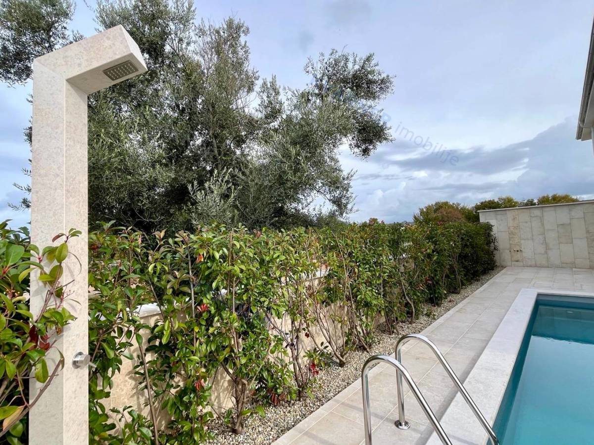 Malinska - Opremljena moderna dvojna hiša z bazenom