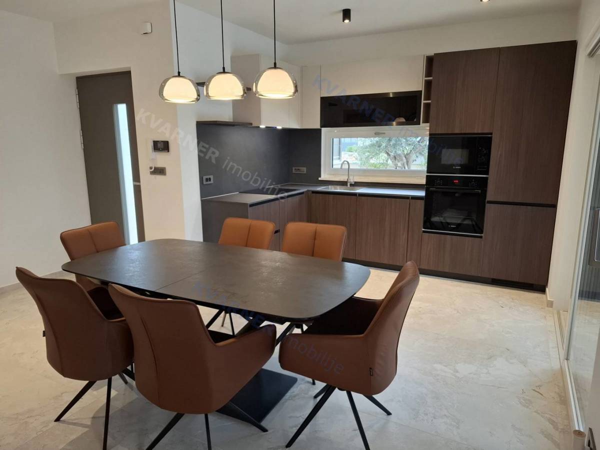 Malinska - Opremljena moderna dvojna hiša z bazenom