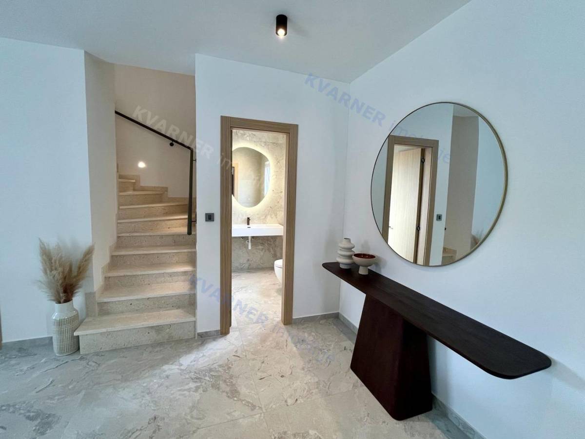 Malinska - Opremljena moderna dvojna hiša z bazenom