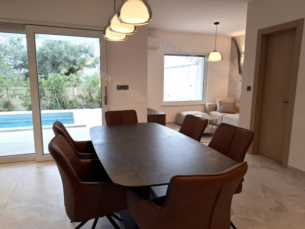 Malinska - Opremljena moderna dvojna hiša z bazenom