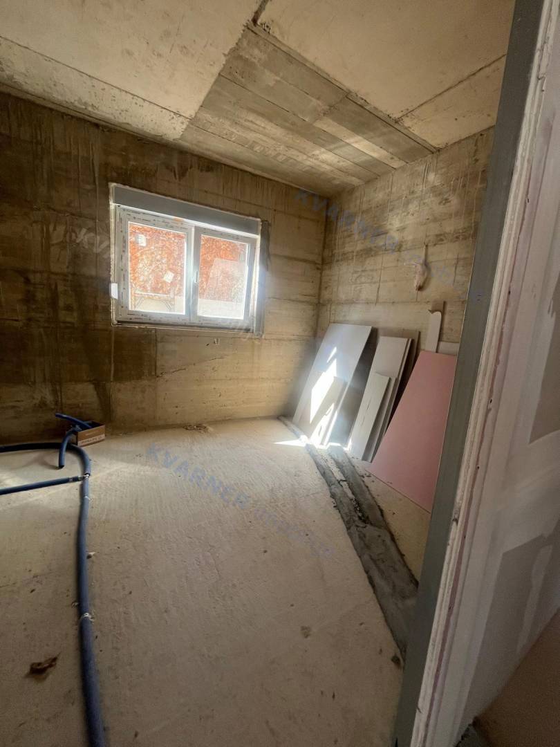 Pritlični apartma na Krku – blizu morja!