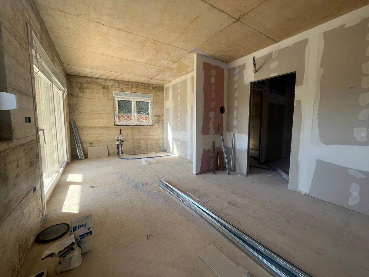 Pritlični apartma na Krku – blizu morja!