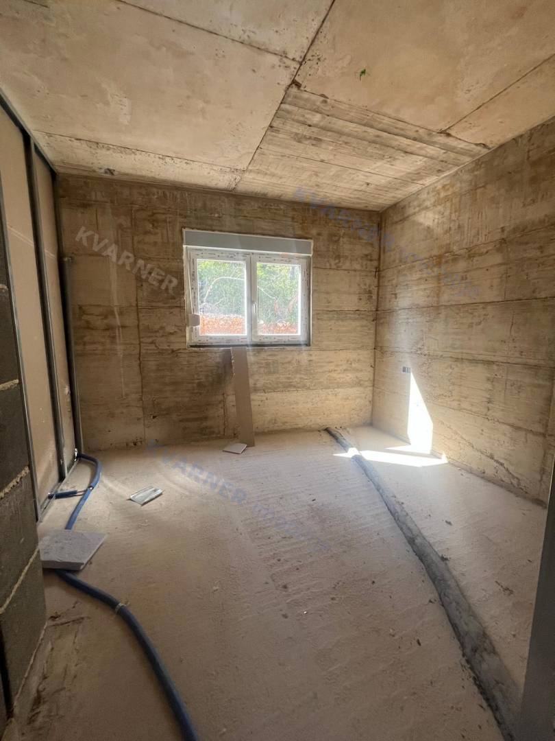 Pritlični apartma na Krku – blizu morja!