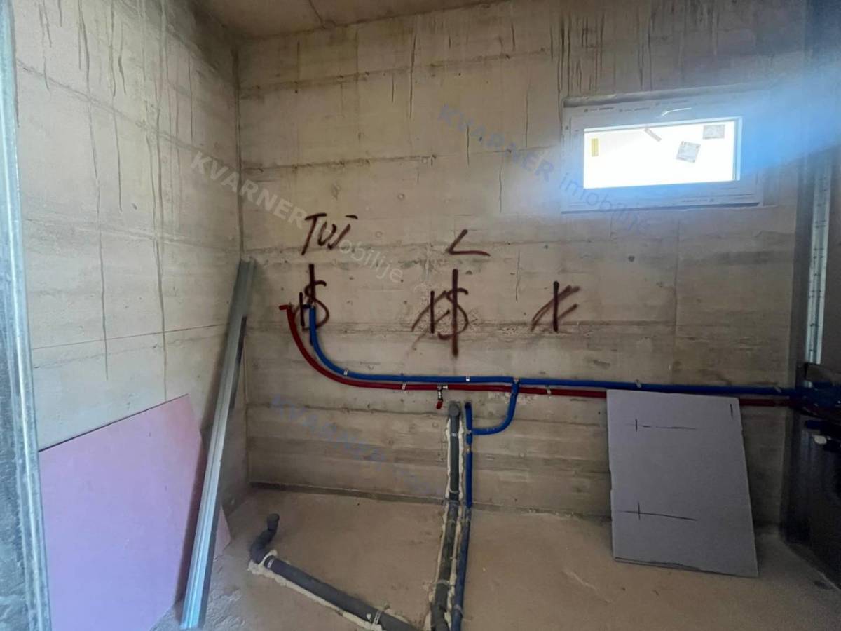 Pritlični apartma na Krku – blizu morja!