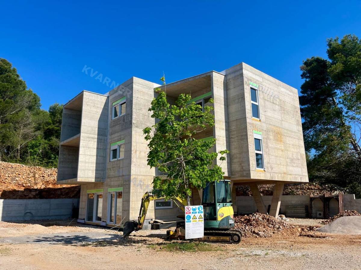 Pritlični apartma na Krku – blizu morja!