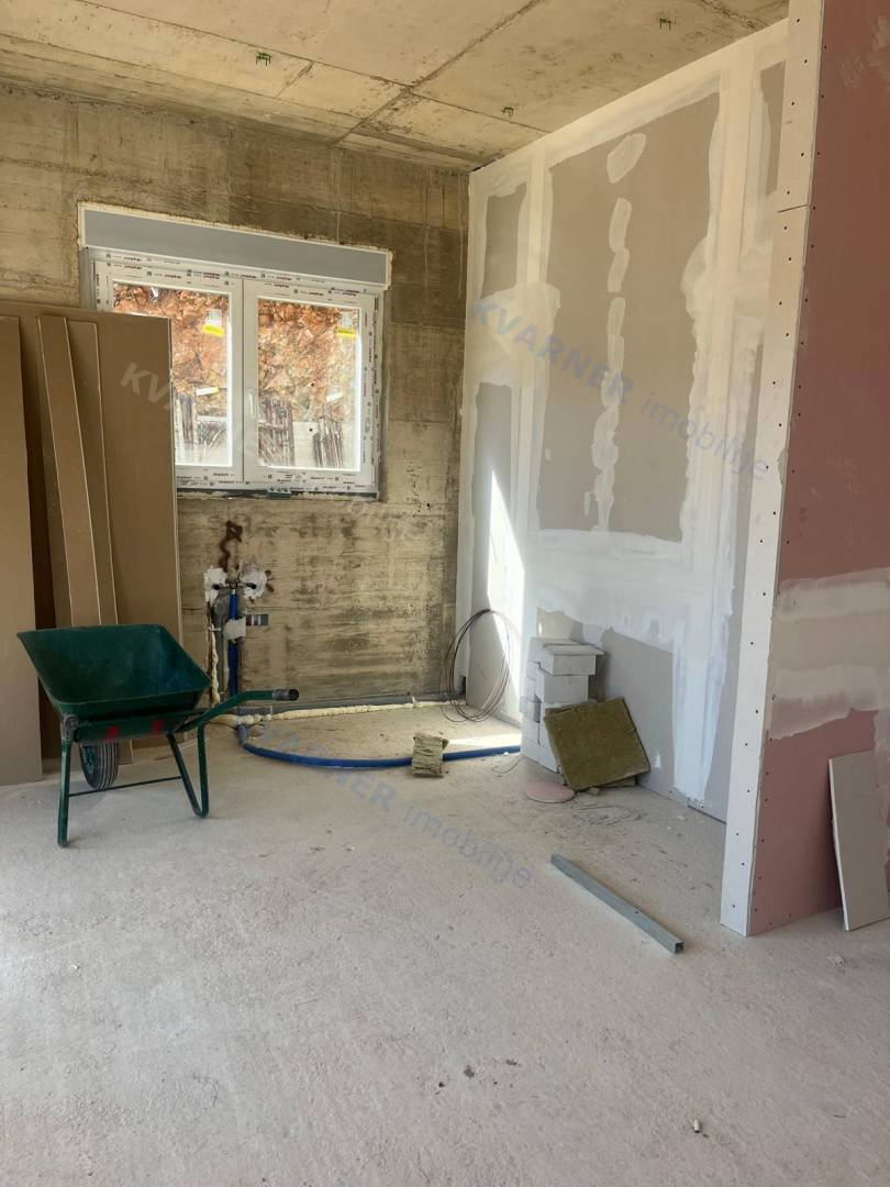 Pritlični apartma na Krku – blizu morja!