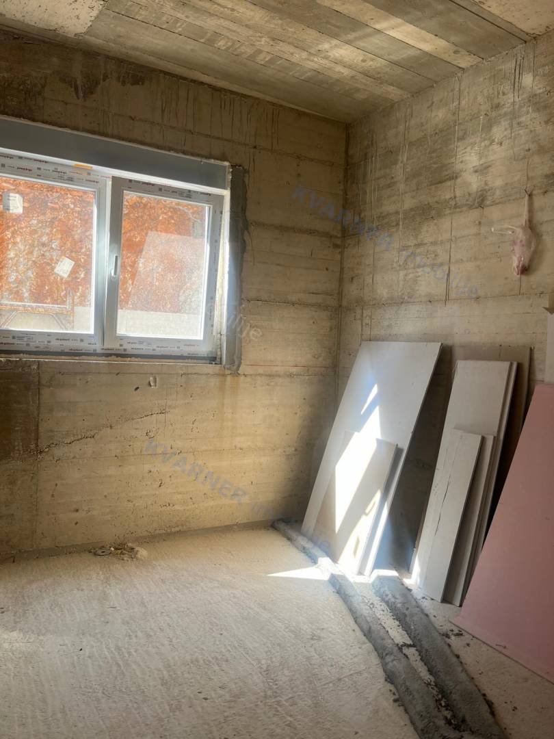Pritlični apartma na Krku – blizu morja!