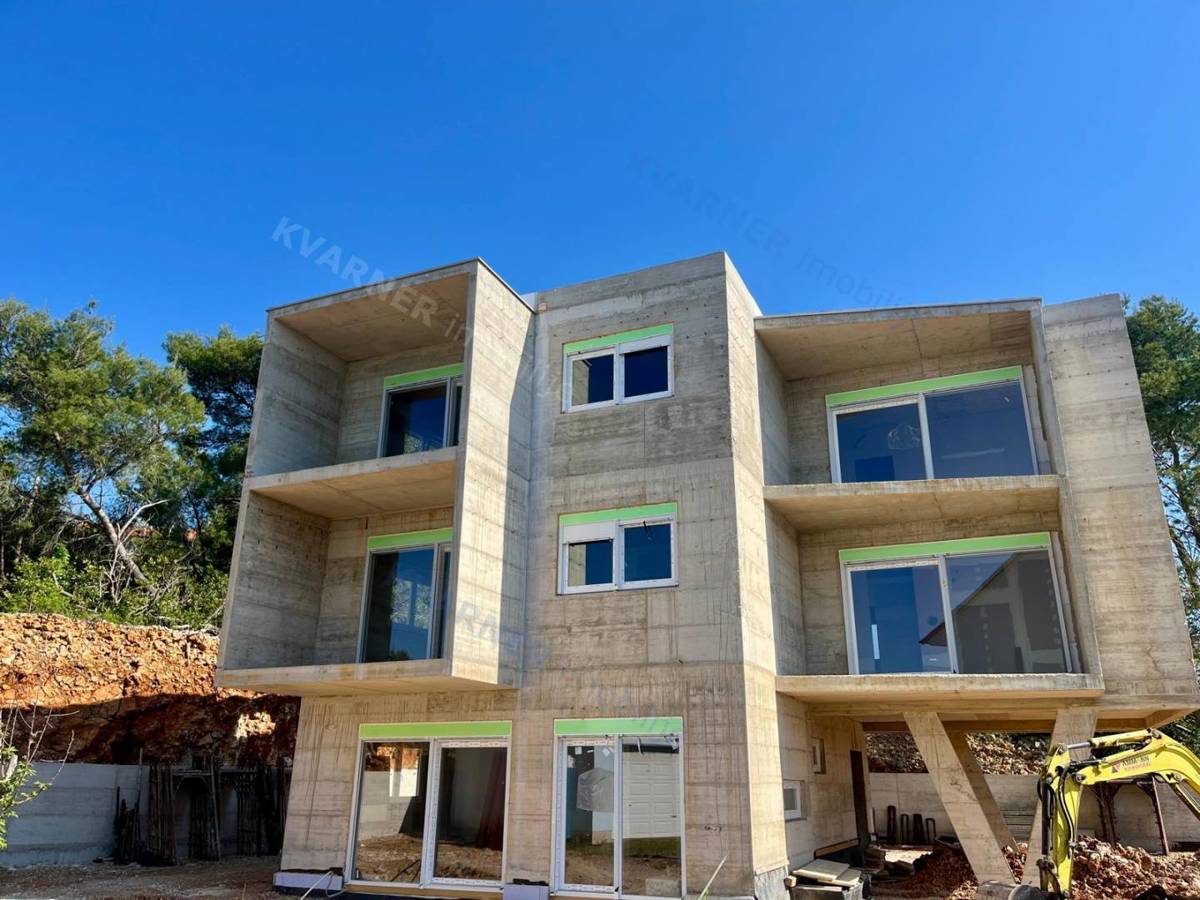 Pritlični apartma na Krku – blizu morja!