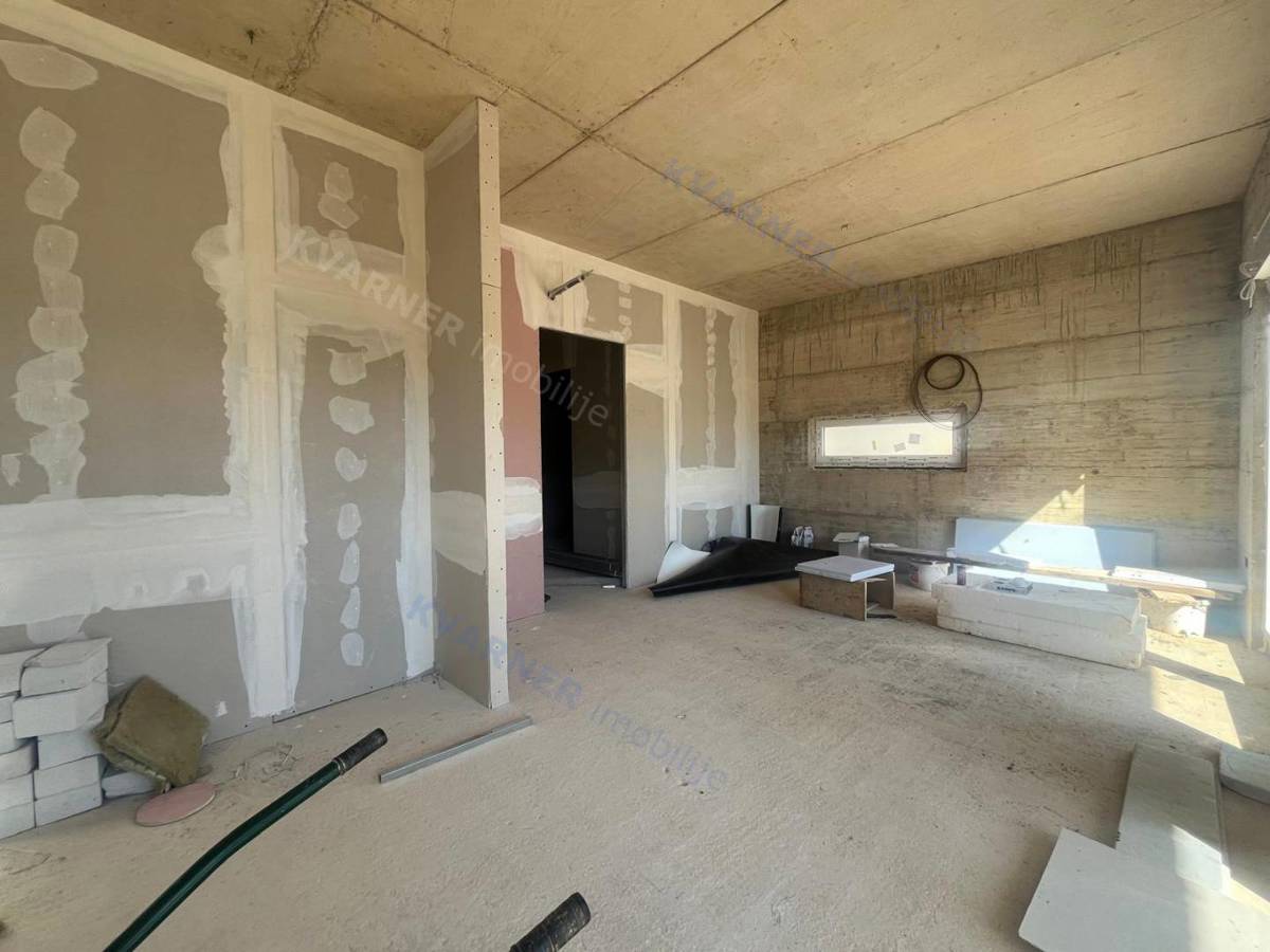 Pritlični apartma na Krku – blizu morja!