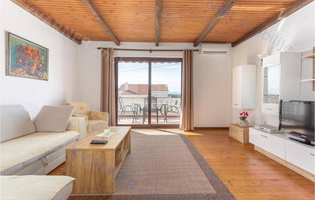 Punat, prodaja - Samostojna hiša z bazenom!