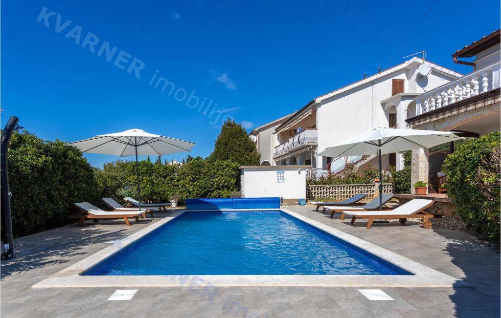 Punat, prodaja - Samostojna hiša z bazenom!