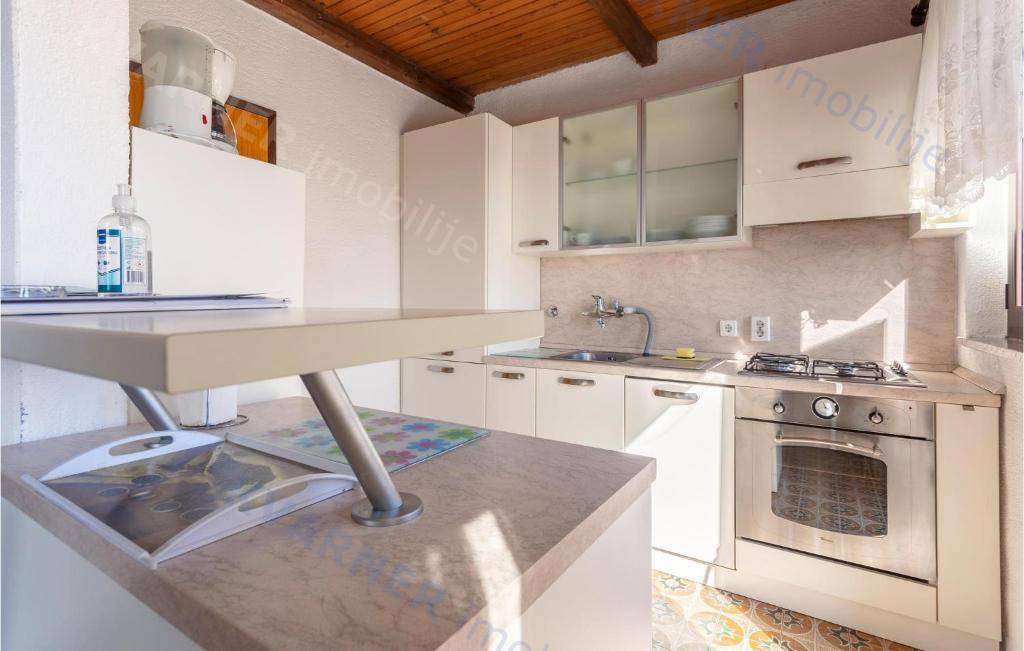 Punat, prodaja - Samostojna hiša z bazenom!