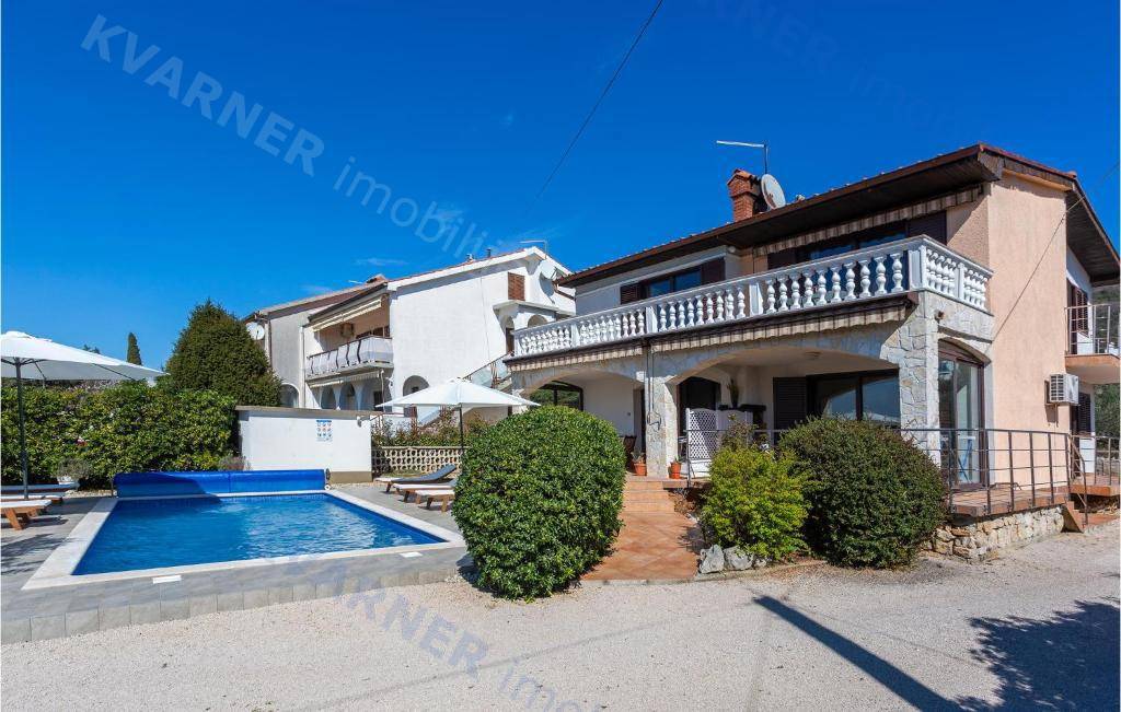 Punat, prodaja - Samostojna hiša z bazenom!