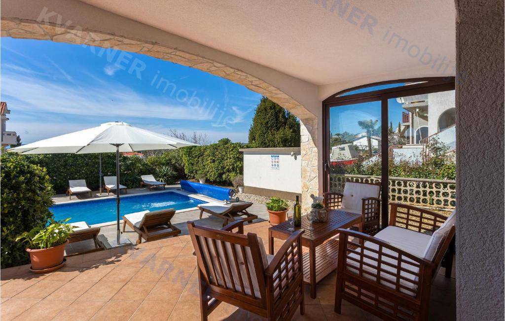 Punat, prodaja - Samostojna hiša z bazenom!