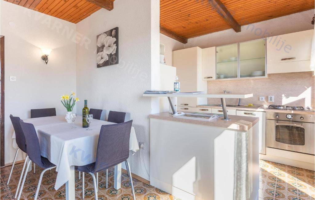 Punat, prodaja - Samostojna hiša z bazenom!