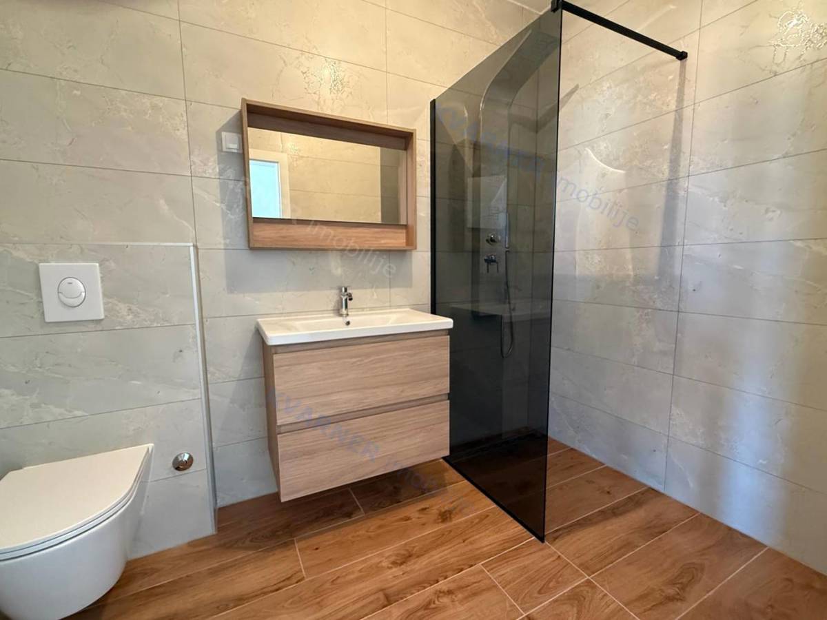 Malinska - Nova moderna dvojna hiša s bazenom