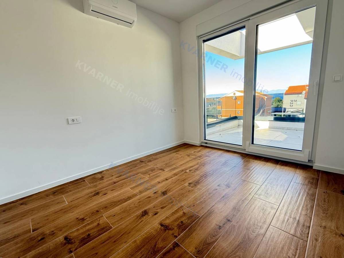 Malinska - Nova moderna dvojna hiša s bazenom