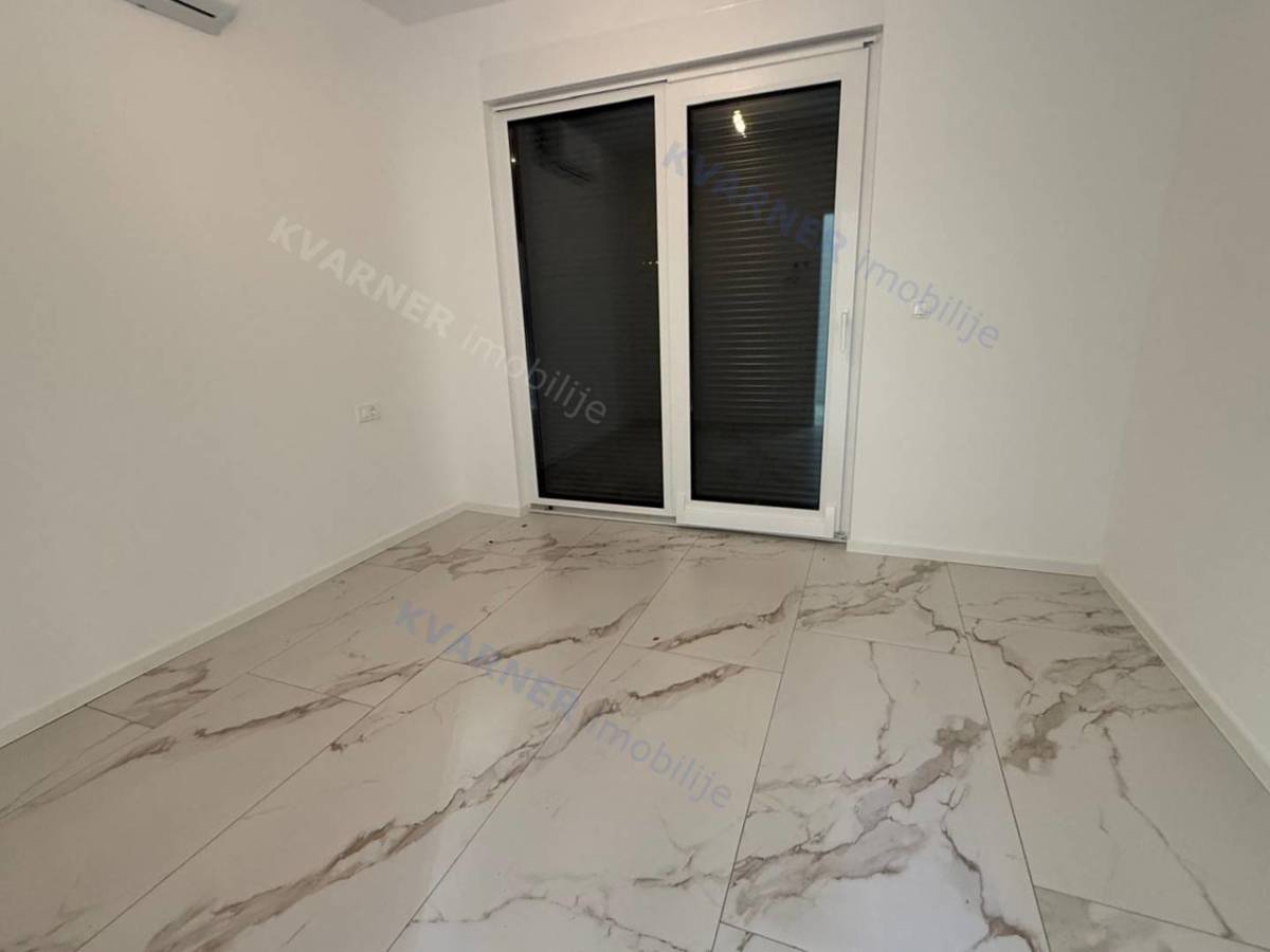 Malinska - Nova moderna dvojna hiša s bazenom