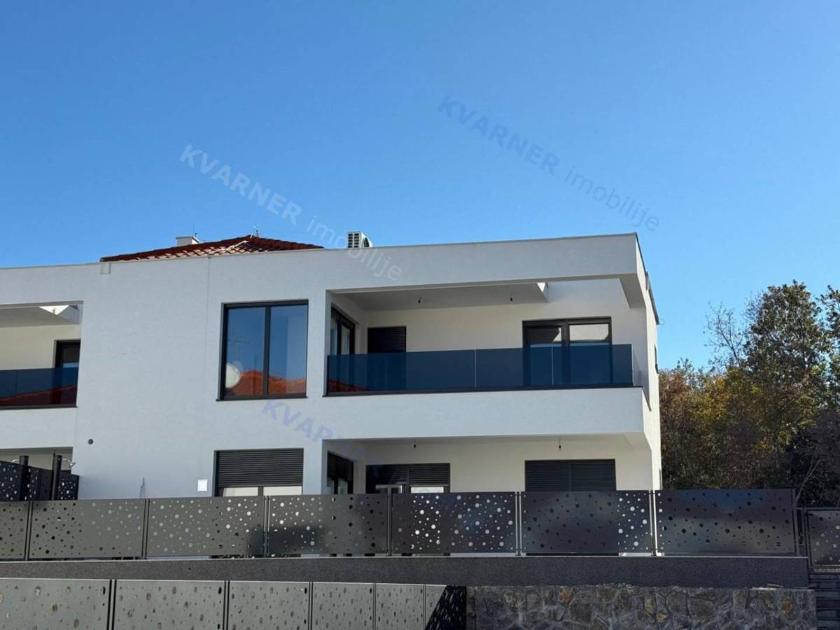 Malinska - Nova moderna dvojna hiša s bazenom