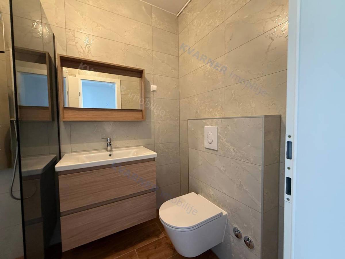 Malinska - Nova moderna dvojna hiša s bazenom