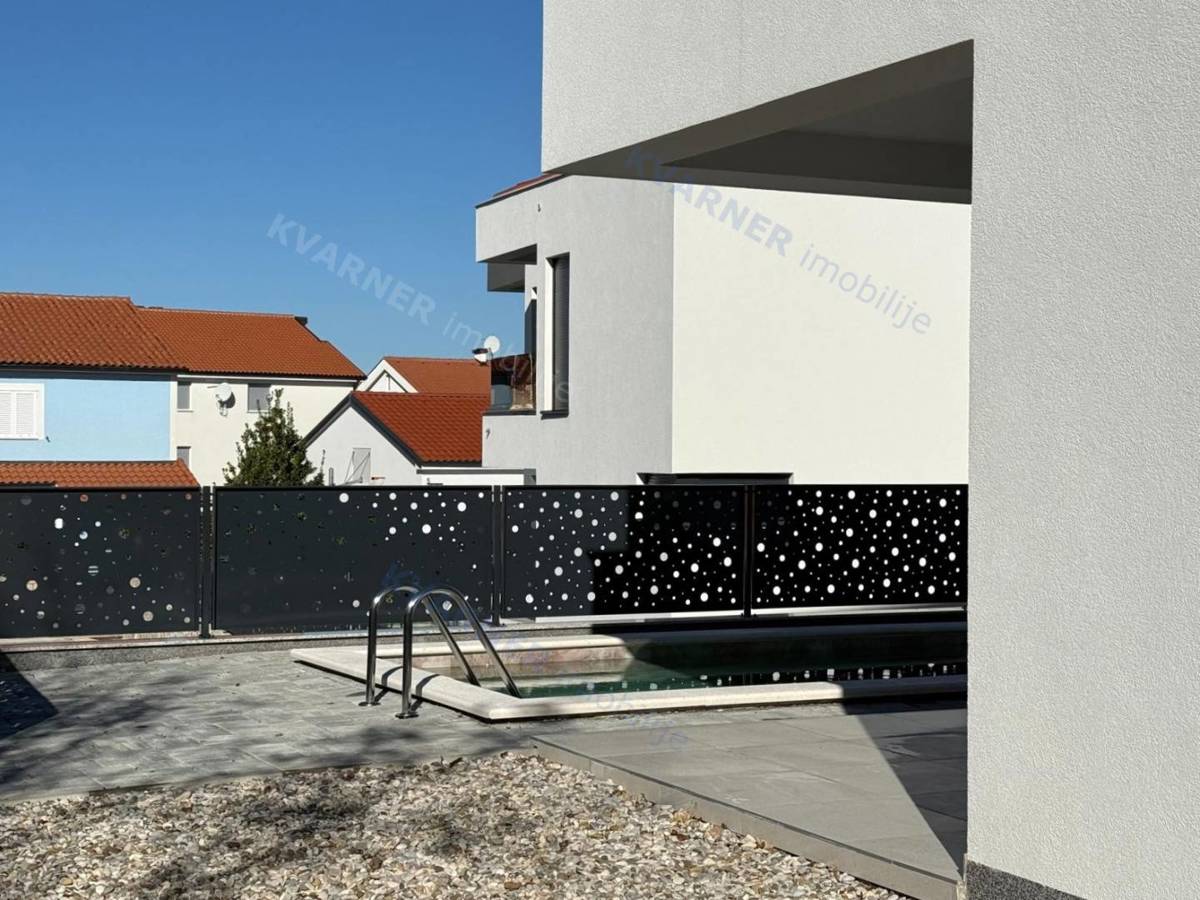 Malinska - Nova moderna dvojna hiša s bazenom