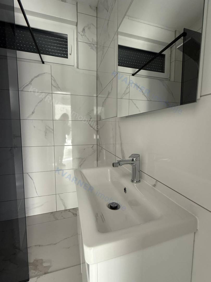 Malinska - Nova moderna dvojna hiša s bazenom