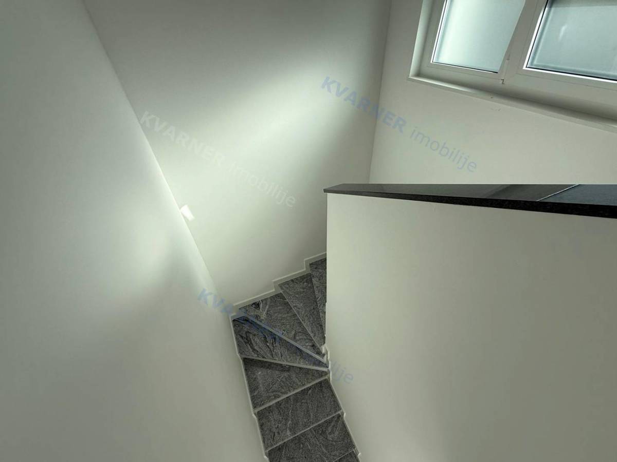 Malinska - Nova moderna dvojna hiša s bazenom