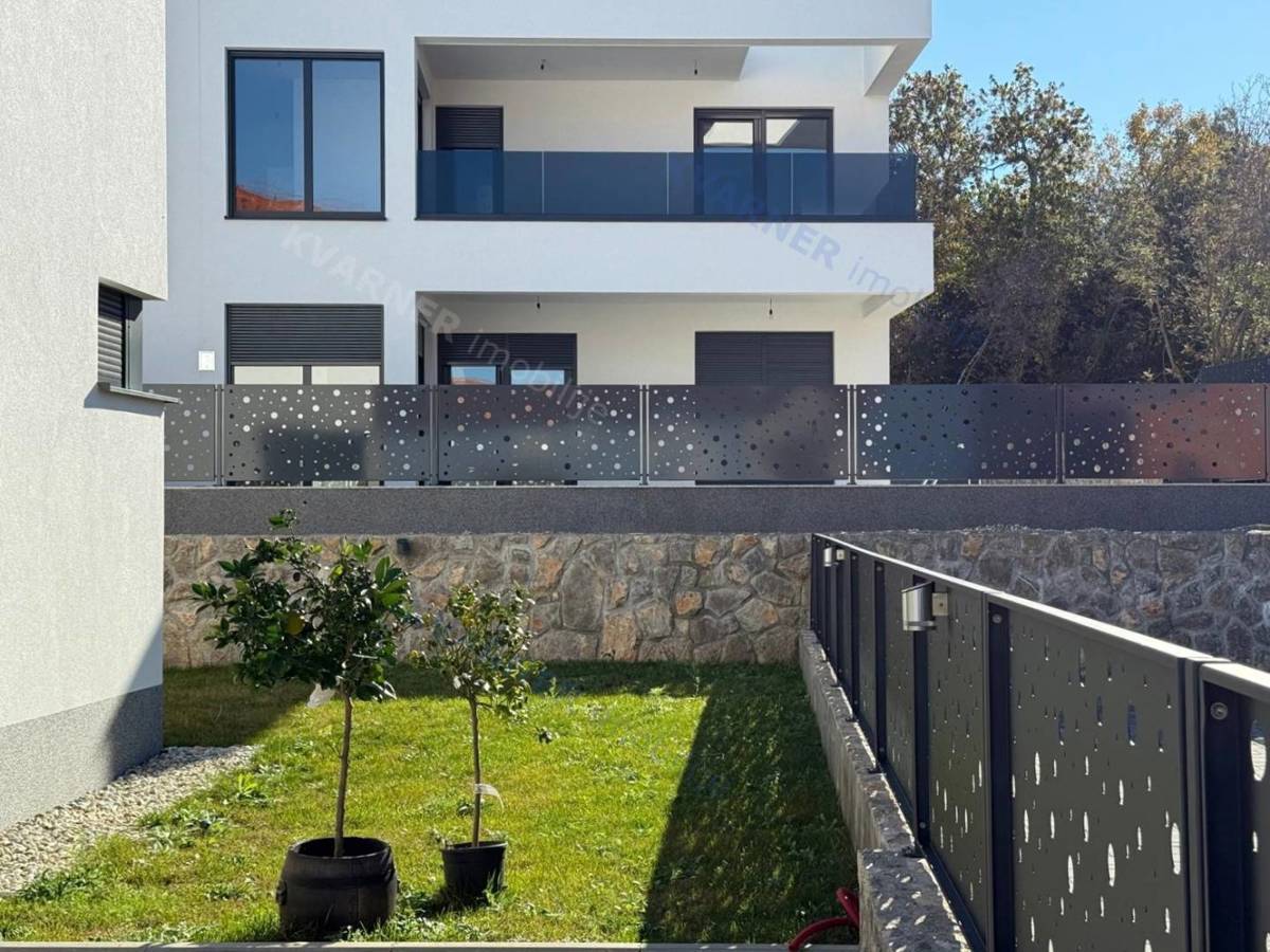 Malinska - Nova moderna dvojna hiša s bazenom