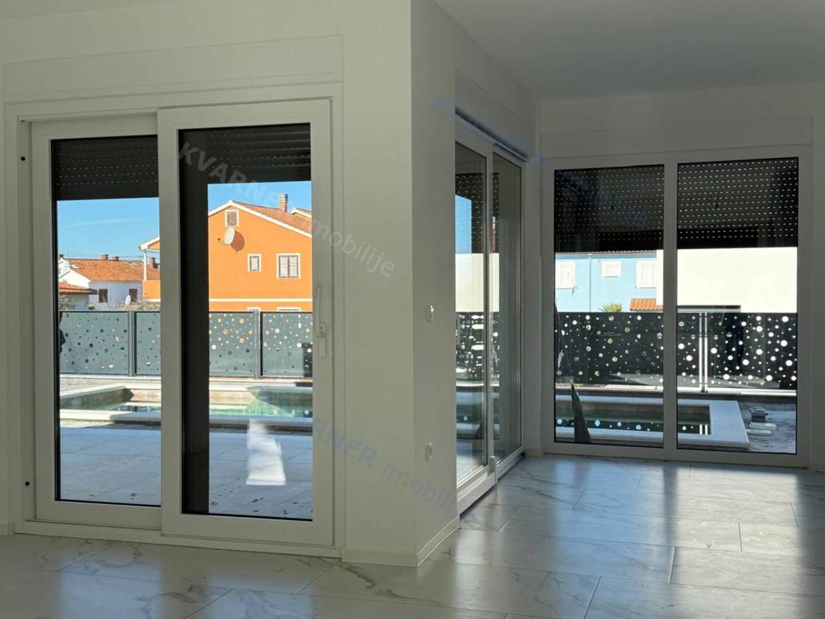 Malinska - Nova moderna dvojna hiša s bazenom