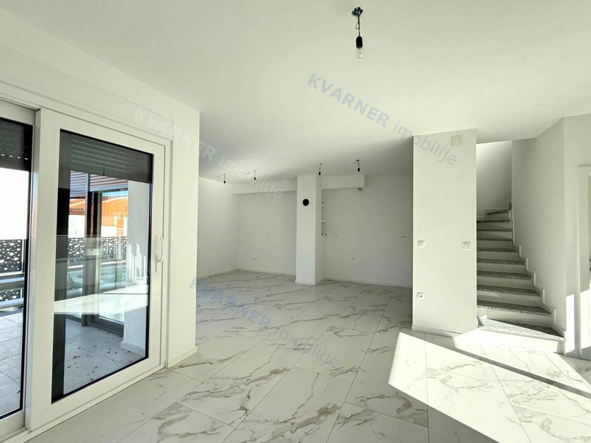 Malinska - Nova moderna dvojna hiša s bazenom