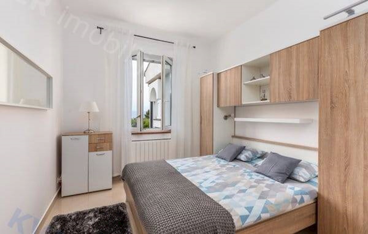 EKSKLUZIVNO!! Vila v Njivicah z vrtom v velikosti 1.060 m² in odprtim pogledom na morje!!