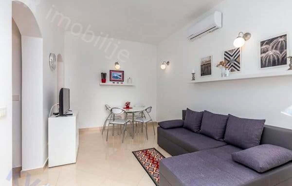 EKSKLUZIVNO!! Vila v Njivicah z vrtom v velikosti 1.060 m² in odprtim pogledom na morje!!