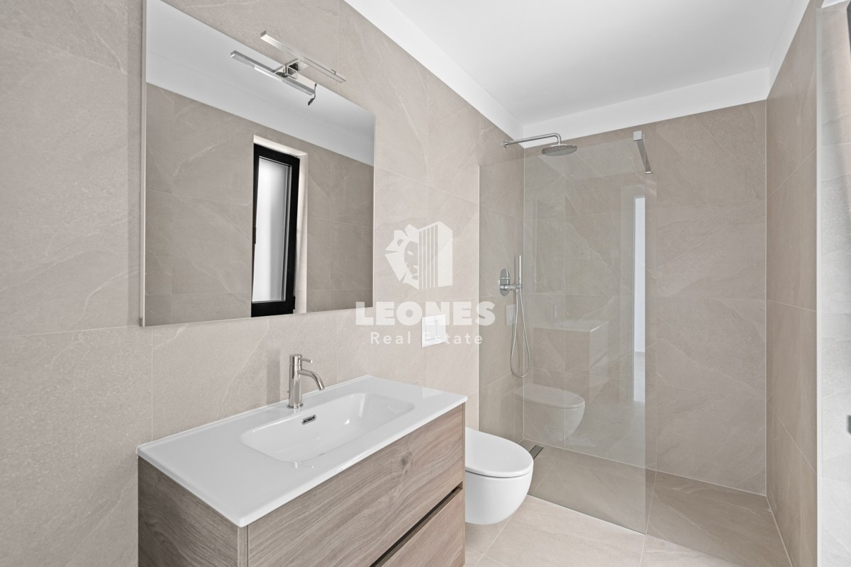 Kvalitetno stanovanje v pritličju v gradnji na odlični lokaciji z vrtom in pogledom na morje v Novigradu