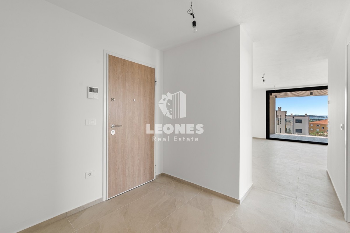 Kvalitetno stanovanje v pritličju v gradnji na odlični lokaciji z vrtom in pogledom na morje v Novigradu