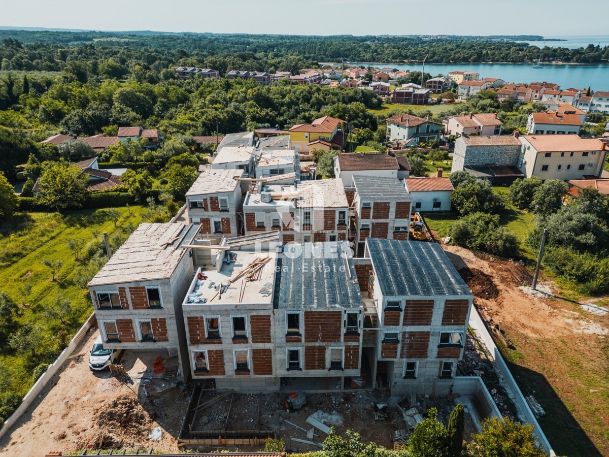 Dvoetažni apartma v Lovrečici, le 300 metrov od morja