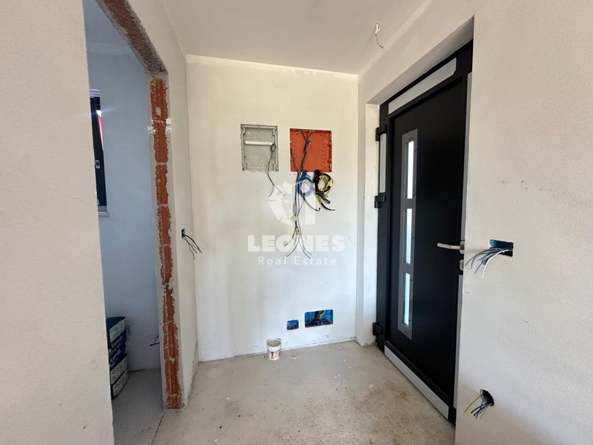 Novozgrajeno stanovanje z dvoriščem in veliko pokrito teraso v Novigradu