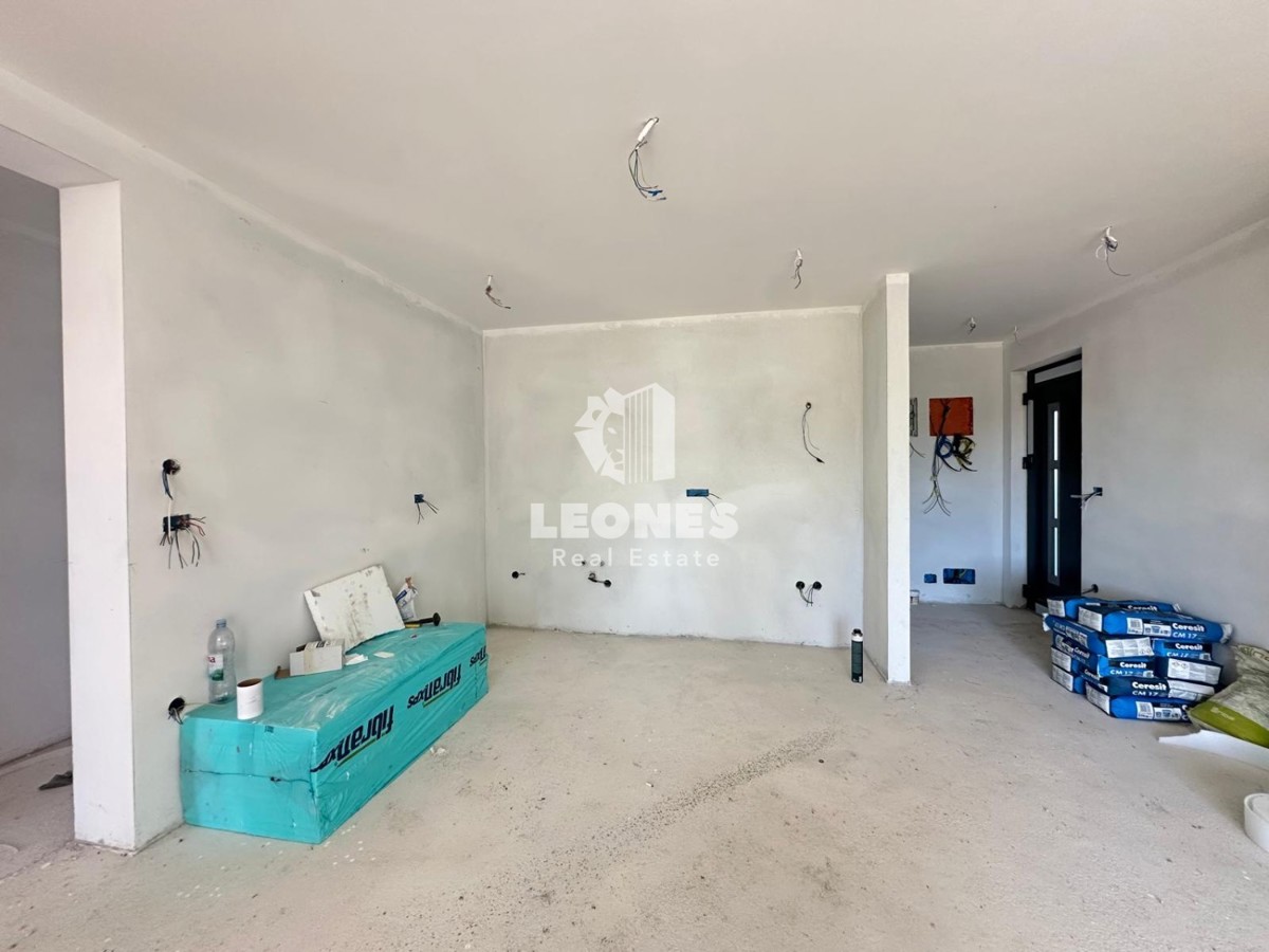 Novozgrajeno stanovanje z dvoriščem in veliko pokrito teraso v Novigradu