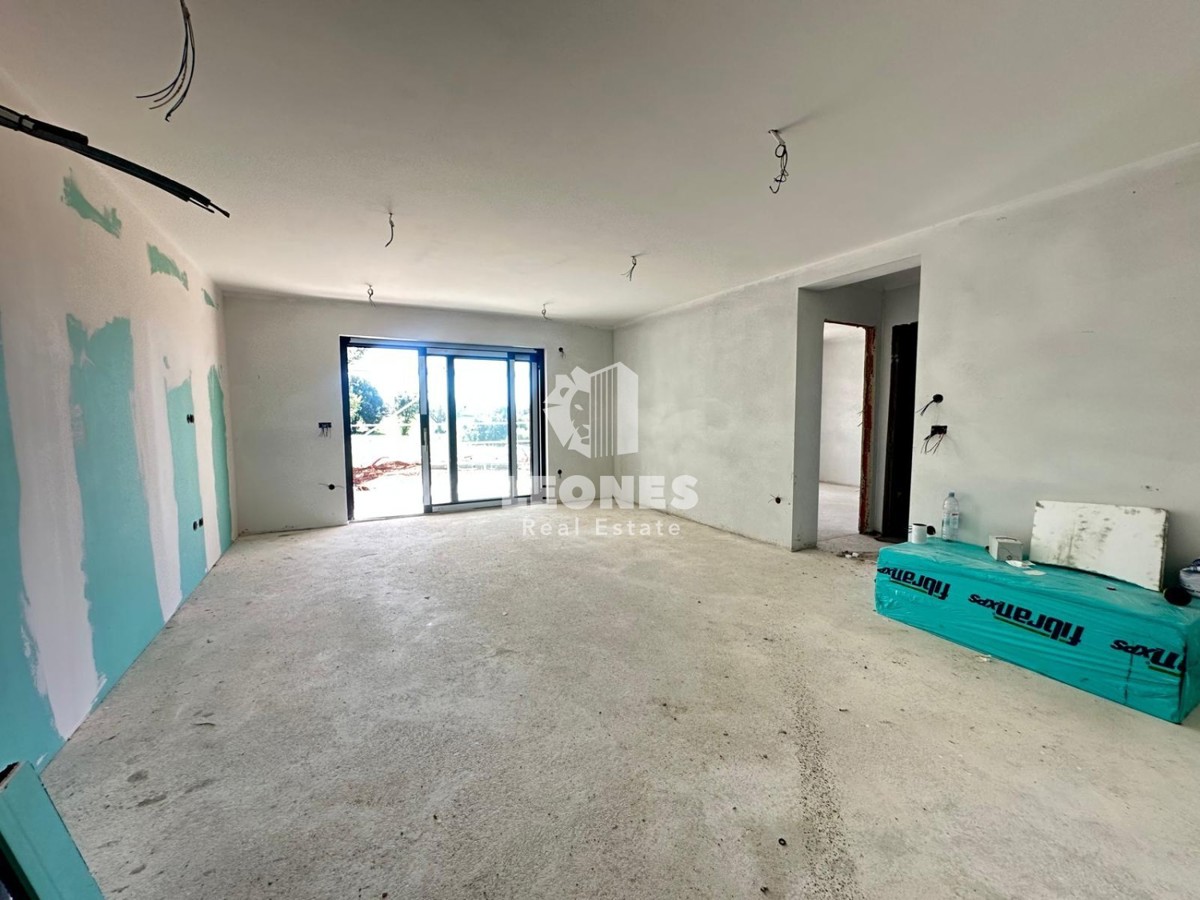 Novozgrajeno stanovanje z dvoriščem in veliko pokrito teraso v Novigradu