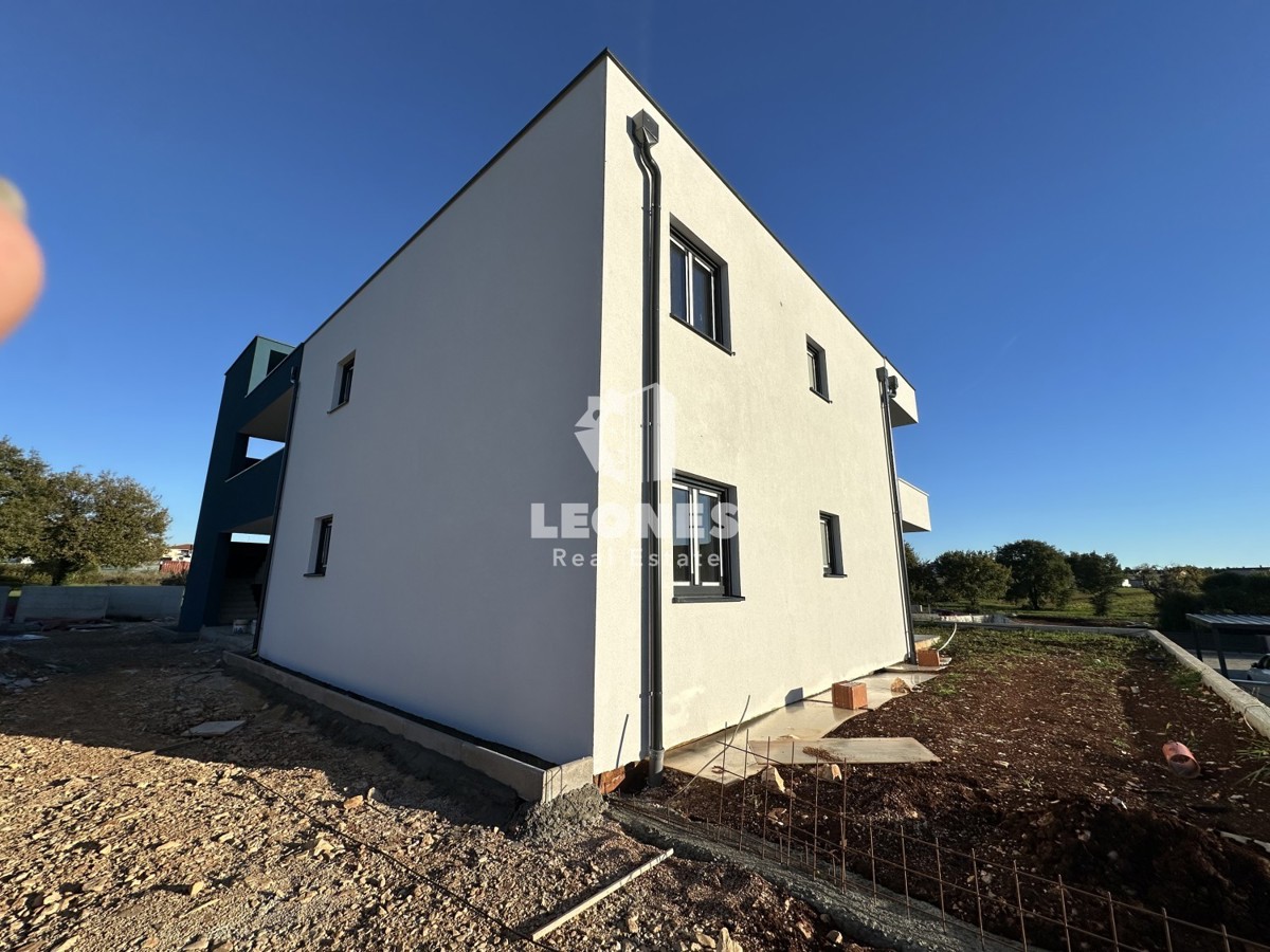 Novozgrajeno stanovanje z dvoriščem in veliko pokrito teraso v Novigradu